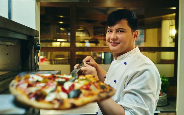 Pizzabäcker am Ofen im Sauerland Stern Hotel Willingen