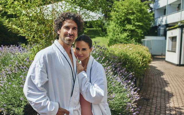 Wellness-Gäste im Bademantel vor dem Sauerland Stern Hotel Willingen