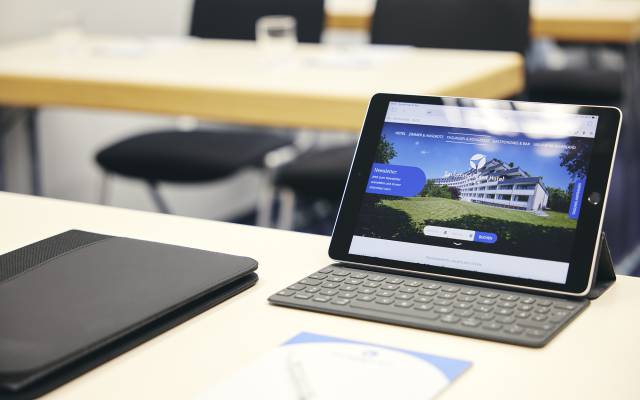 Tablet und Unterlagen im Tagungsraum Sauerland Stern Hotel Willingen