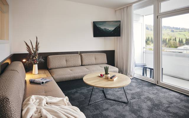 Sofa-Sitzecke mit Blick ins Grüne im Sauerland Stern Hotel Willingen