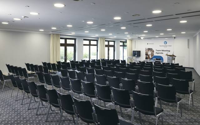 Seminarraum mit dunklen Stühlen im Sauerland Stern Hotel Willingen