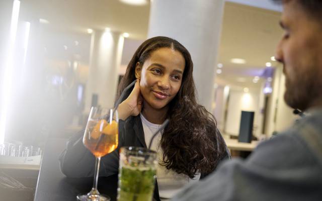 Paar mit Cocktails an der Bar im Sauerland Stern Hotel Willingen