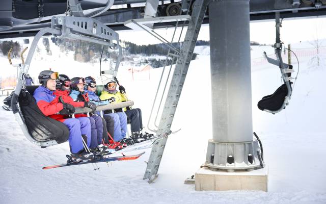 Skifahrer im Sessellift im Sauerland