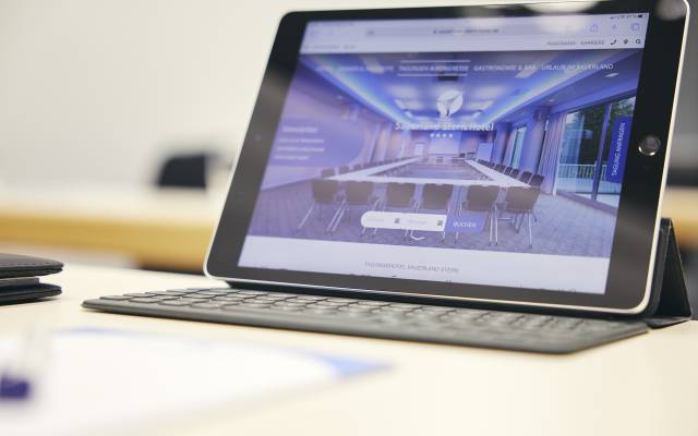 Detailaufnahme Laptop auf Tisch mit Website Sauerland Stern Hotel Willingen