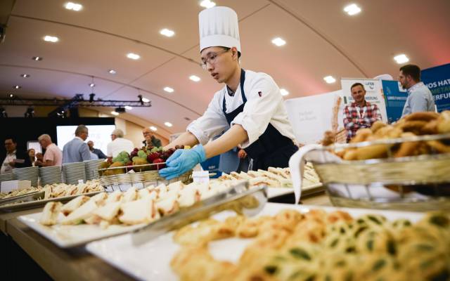 Koch am Buffet bei einer Veranstaltung im Sauerland Stern Hotel Willingen
