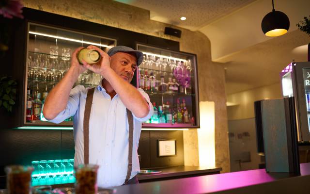 Barkeeper Guido beim Cocktail mixen im Sauerland Stern Hotel Willingen