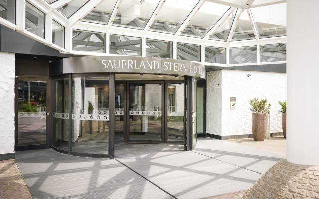 Eingangsbereich mit Drehtür des Sauerland Stern Hotel Willingen
