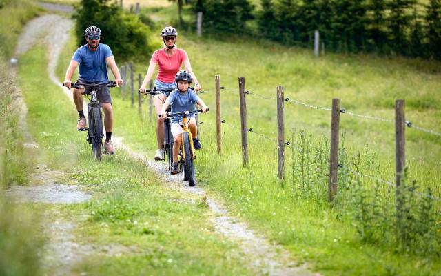 Familie mit dem Fahrrad beim Urlaub im Sauerland