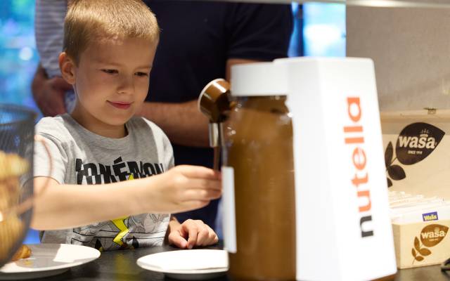 Kind am Nutella-Spender im Sauerland Stern Hotel Willingen