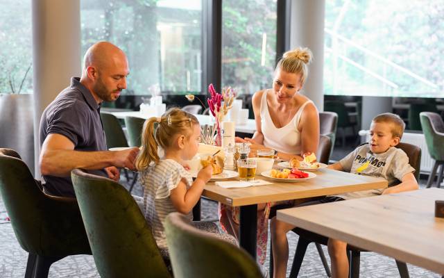 Familie beim Essen im Restaurant des Sauerland Stern Hotel Willingen