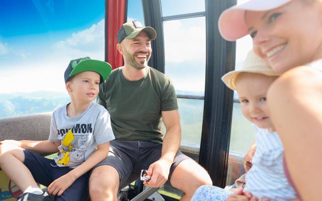 Familie mit Kindern in der Seilbahn