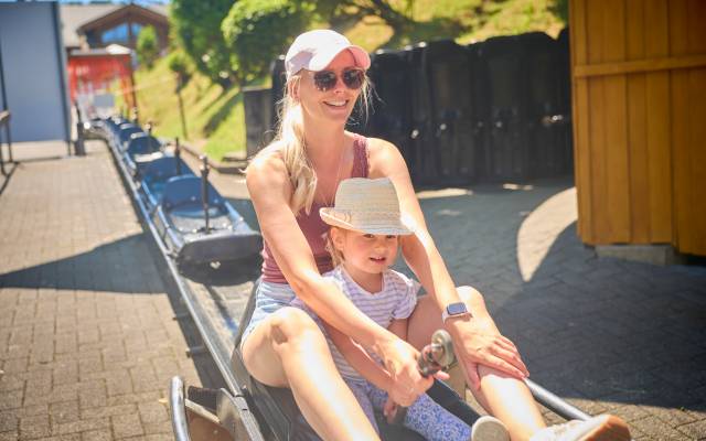Mutter mit Kind am Start der Sommerrodelbahn Willingen
