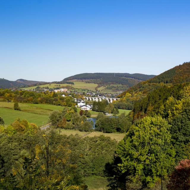 Blick ins grüne Strycktal und den Willinger Viadukt