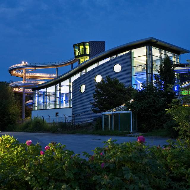 Außenansicht beleuchtetes Lagunen-Erlebnisbad Willingen bei Nacht