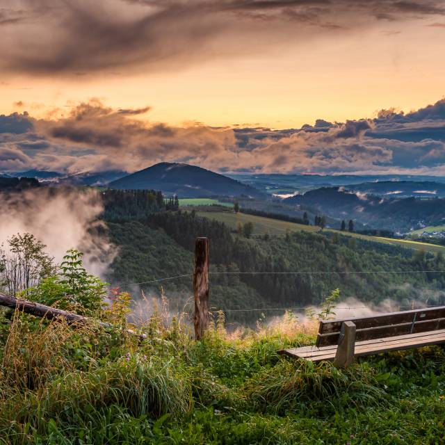 Blick ins wolkenverhangene Sauerland bei Sonnenuntergang