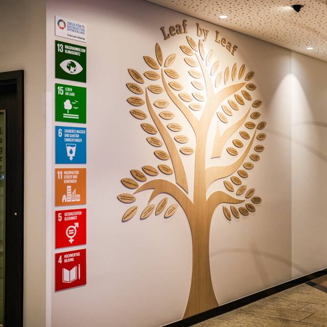 Unser Nachhaltigkeitsbaum „Leaf by Leaf“ - Sauerland Stern Hotel Willingen