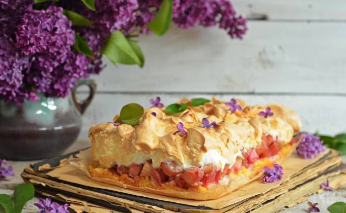 Rhabarberkuchen mit Baiserhaube vom Blech - Rezept zum Nachbacken Symbolfoto