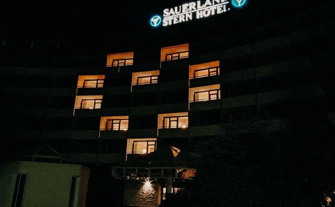 Sauerland Stern Hotel zeigt Solidarität und Dankbarkeit mit Riesen-Herz Symbolfoto