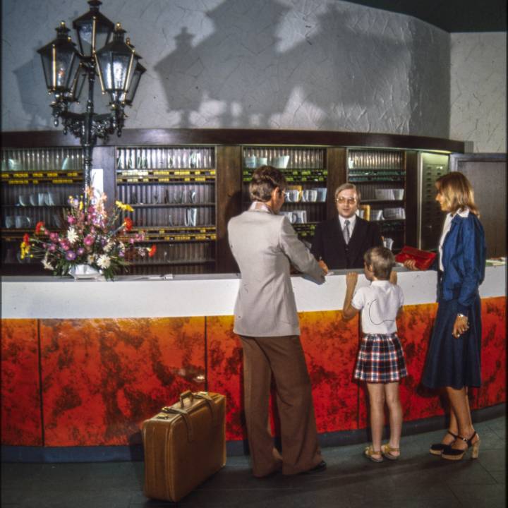 Historische Aufnahme der Rezeption des Sauerland Stern Hotel Willingen