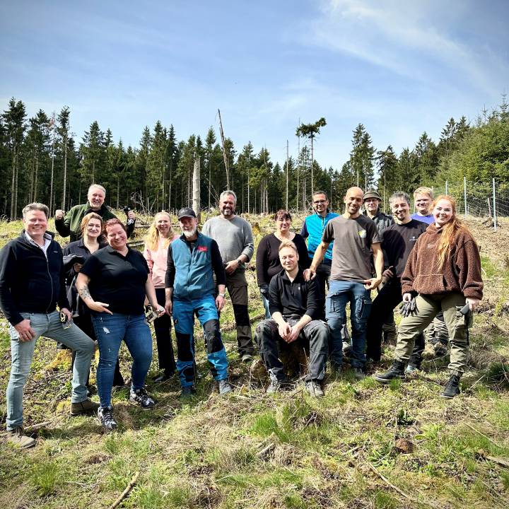Gruppenfoto Baumpflanzaktion Sauerland Stern Hotel Willingen
