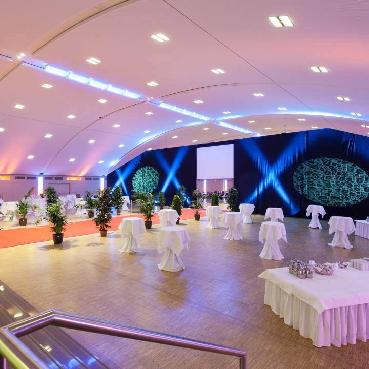Großer Saal für Firmenfeier im Sauerland mit Trennwand