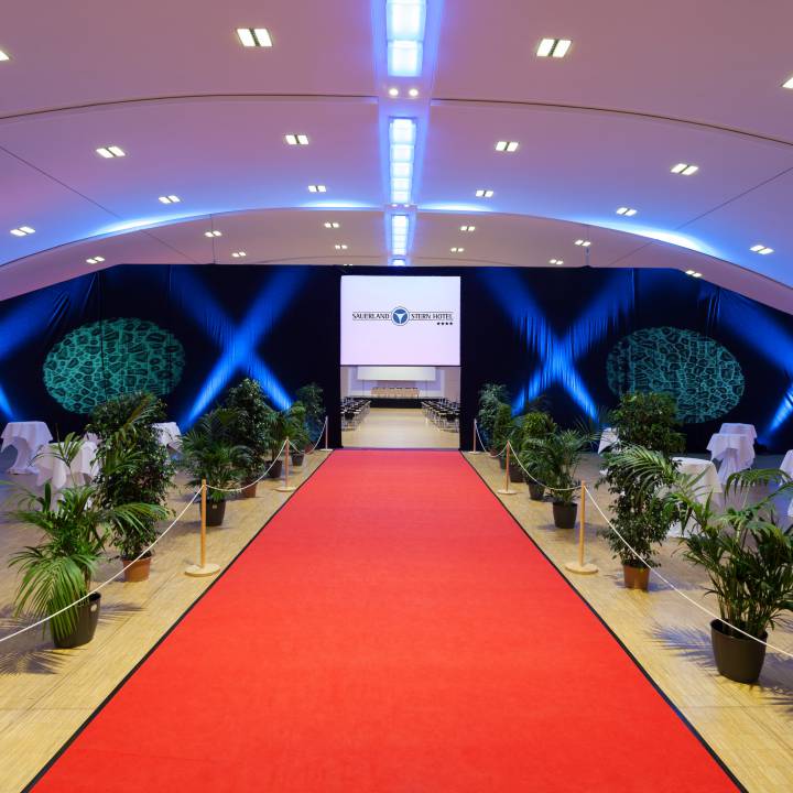 Roter Teppich in der Konferenzhalle im Sauerland Stern Hotel Willingen
