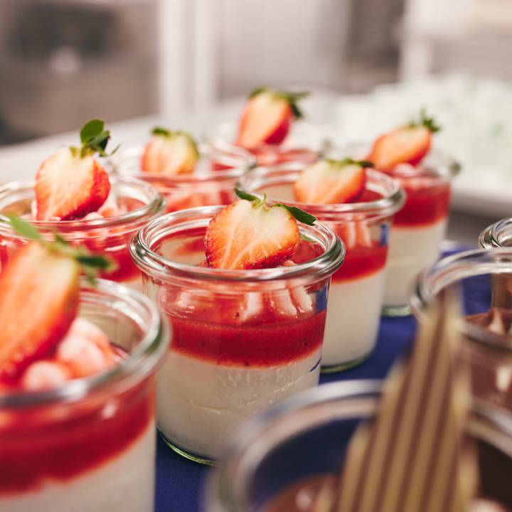 Nachspeise mit Erdbeeren im Sauerland Stern Hotel Willingen