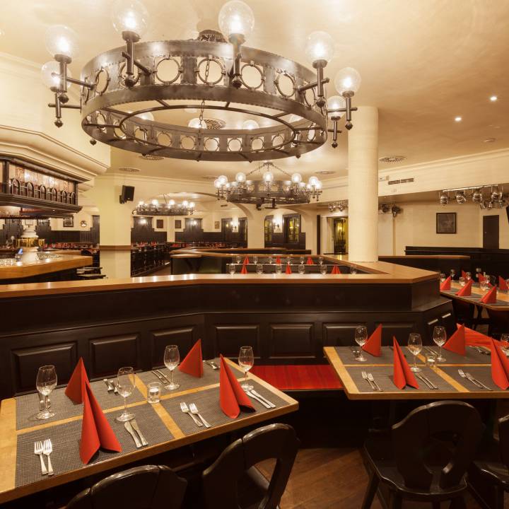 Restaurant Wirtshaus mit Kronleuchter im Sauerland Stern Hotel Willingen