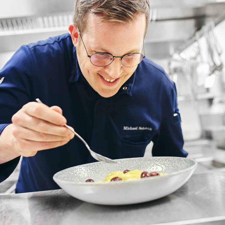 Chefkoch Michael Schmidt in der Küche des Sauerland Stern Hotel Willingen