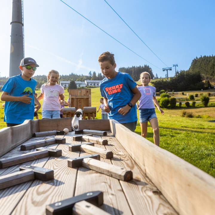 Kinder an einer Murmelbahn auf dem Ettelsberg im Sauerland