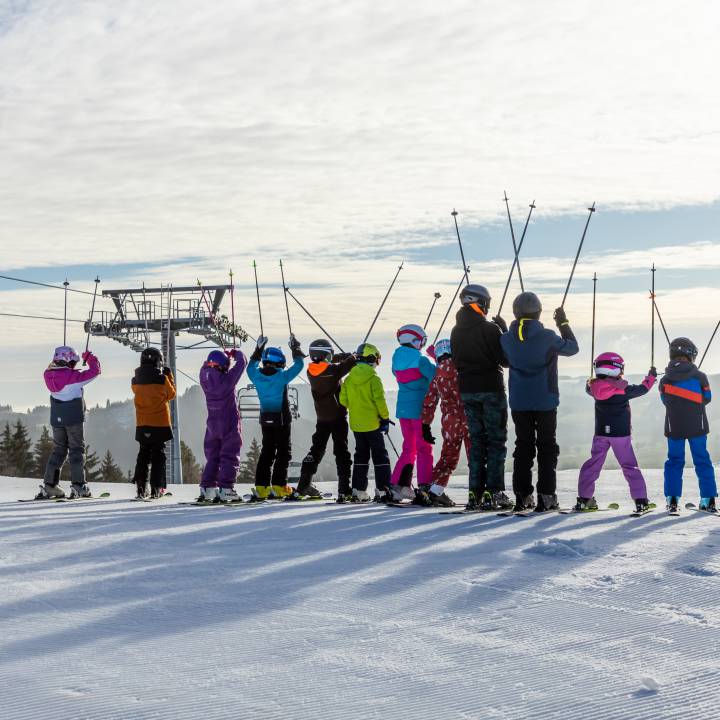 Gruppe Skifahrer beim Skifahren in Wilingen