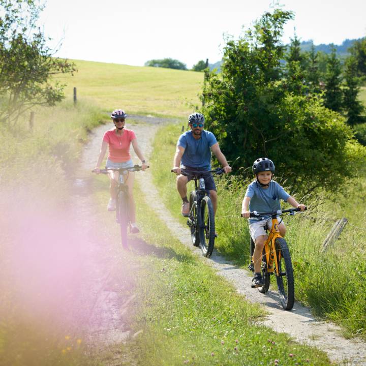 Familie bei Radtour in den Willinger Bergen