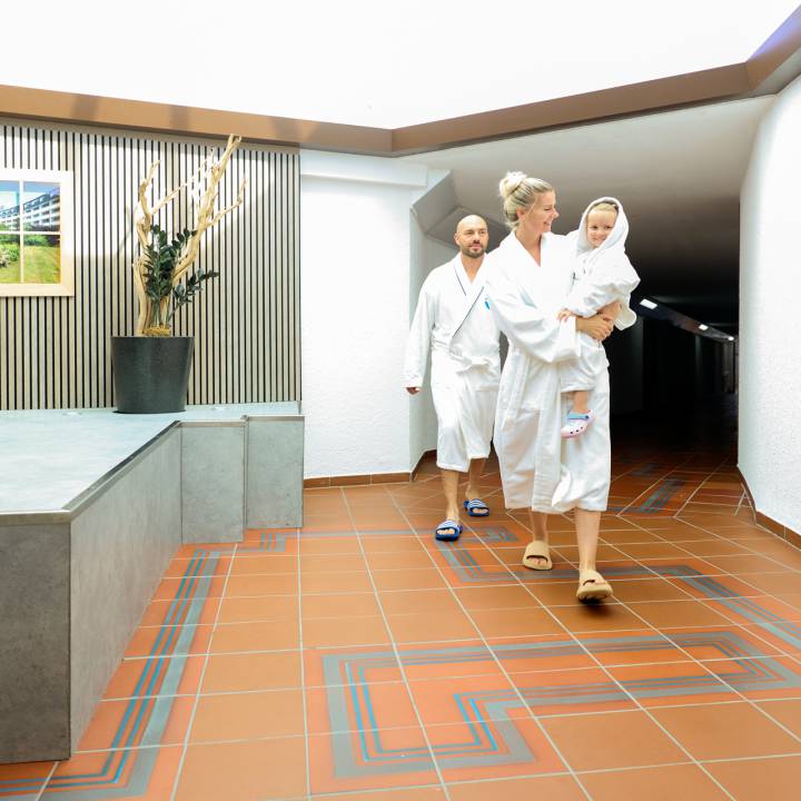 Familie im Verbindungstunnel Lagunen-Erlebnisbad und Sauerland Stern Hotel Willingen