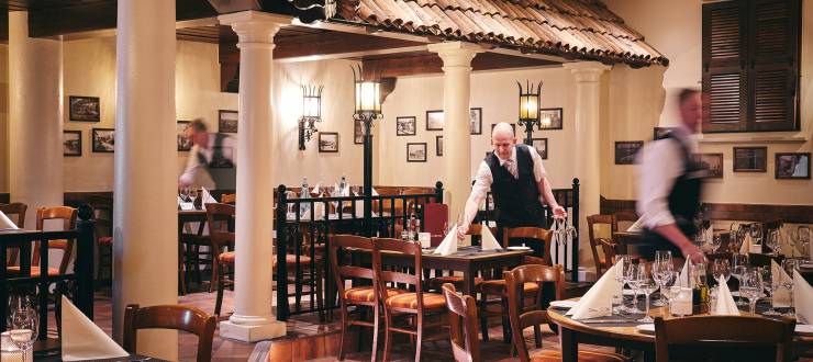 Kellner im Restaurant Trattoria la Stella im Sauerland Stern Hotel Willingen
