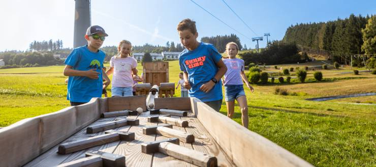 Kinder an einer Murmelbahn auf dem Ettelsberg im Sauerland