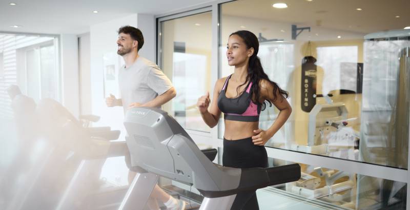 Sportler beim Laufen im Fitnessstudio Corpus im Sauerland Stern Hotel Willingen