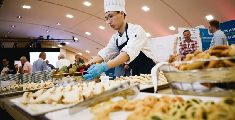Koch am Buffet bei einer Veranstaltung im Sauerland Stern Hotel Willingen
