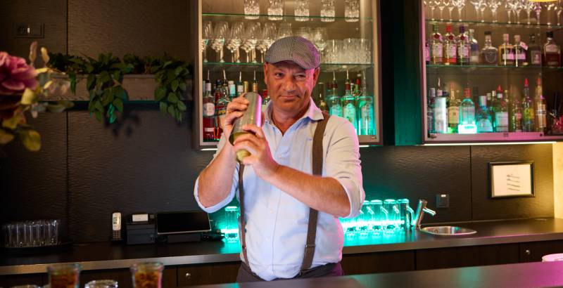 Bartender Guido an der Hotelbar Seventy Four im Sauerland Stern Hotel Willingen