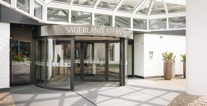 Eingangsbereich mit Drehtür des Sauerland Stern Hotel Willingen