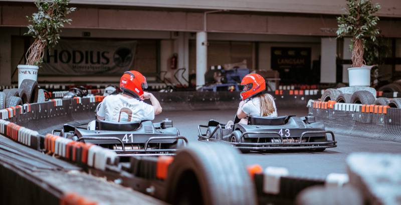 Go Kart Fahrer auf Indoor Rennstrecke