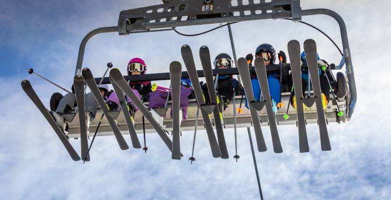Skifahrer im Sessellift von unten