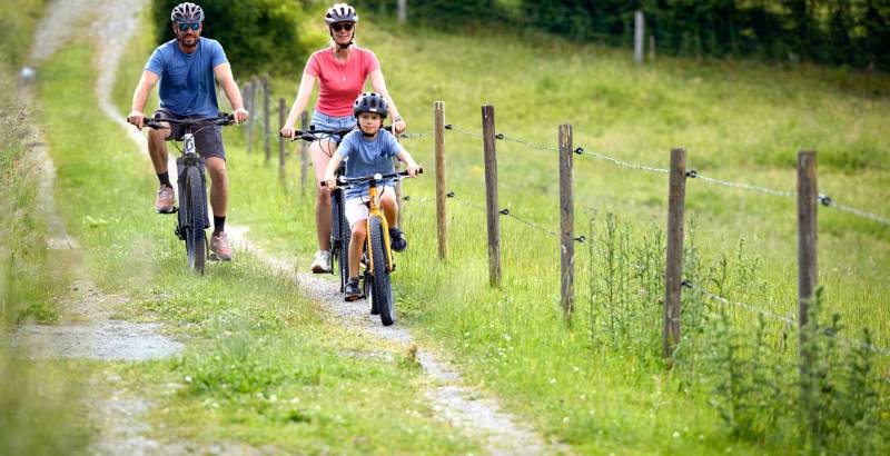 Familie mit dem Fahrrad beim Urlaub im Sauerland