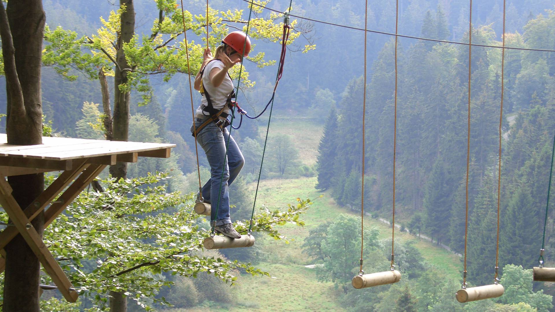 Frau im Hochseilgarten Sauerland