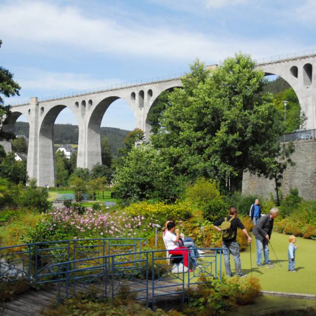 Abenteuer-Minigolf unterm Viadukt