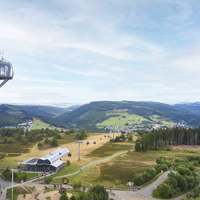 Luftaufnahme Hochheideturm mit Blick auf die Ettelsberg-Seilbahn bei Willingen
