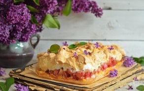 Rhabarberkuchen mit Baiserhaube vom Blech - Rezept zum Nachbacken, Bild 1/3