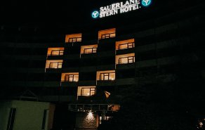 Sauerland Stern Hotel zeigt Solidarität und Dankbarkeit mit Riesen-Herz, Bild 1/3