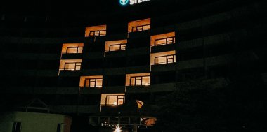 Sauerland Stern Hotel zeigt Solidarität und Dankbarkeit mit Riesen-Herz, Bild 1/3