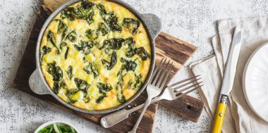 Bärlauch-Tortilla mit Tomaten-Feta-Salat: Frühlingsrezept zum Nachkochen!, Bild 1/3